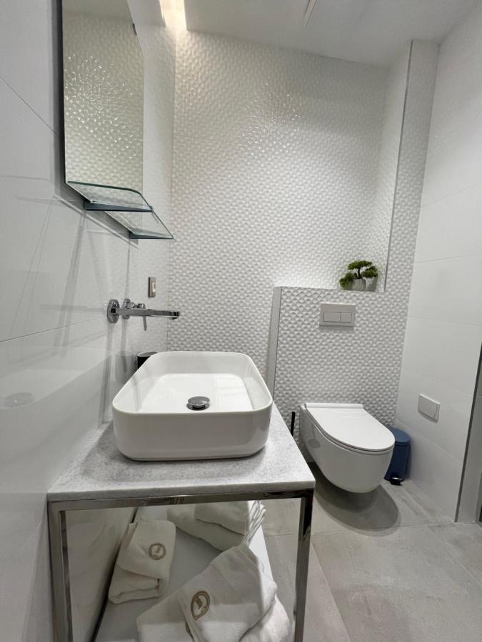 Enzo Rooms & Apartment Blloku Тирана Экстерьер фото